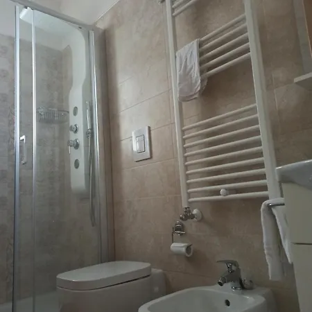 Apartment E S S E N T I A L *