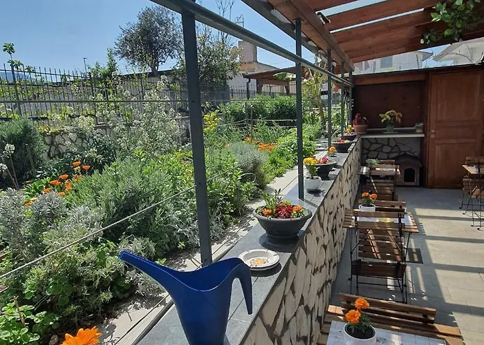 E S S E N T I A L 公寓 *